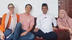 Melalui akun Instagram pribadinya, Daniel Mananta bersama sang istri terlihat berkunjung ke kediaman Ustaz Abdul Somad. Kebersamaan kedua pasang selebriti ini pun langsung mencuri perhatian banyak netizen. (Liputan6.com/IG/@vjdaniel)
