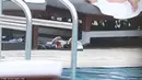 Dilansir Daily Mail, Cristiano dekat dengan Cassandre Davis. Keduanya tengah asyik menghabiskan waktu bersama sepanjang weekend di Miami minggu lalu. Tak hanya itu saja, Ronaldo sempat mencium mesra Cassandre. (TMZ/Bintang.com)