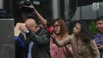 Direktur PT Humpuss Transportasi Kimia (HTK), Taufik Agustono menghindar dari kejarawan wartawan usai menjalani pemeriksaan penyidik KPK, Jakarta, Selasa (9/4). Taufik diperiksa sebagai saksi untuk tersangka  Marketing Manager PT Humpuss Transportasi Kimia, Asty Winasti. (merdeka.com/Dwi Narwoko)