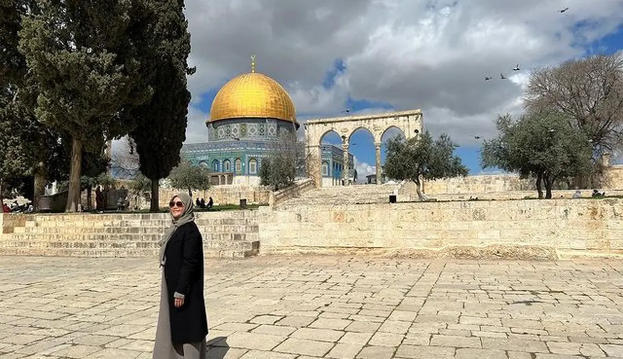 Perempuan kelahiran Surabaya itu tampil berhijab. Penampilan Maia berbeda dari biasanya itu mendapat banyak pujian dari warganet.  [Instagram/maiaestiantyreal]