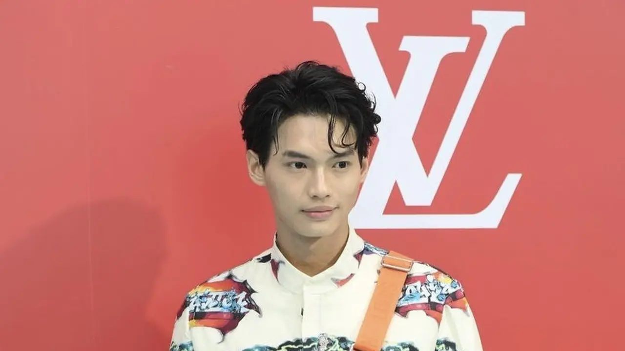Win Metawin di Fashion Show Louis Vuitton