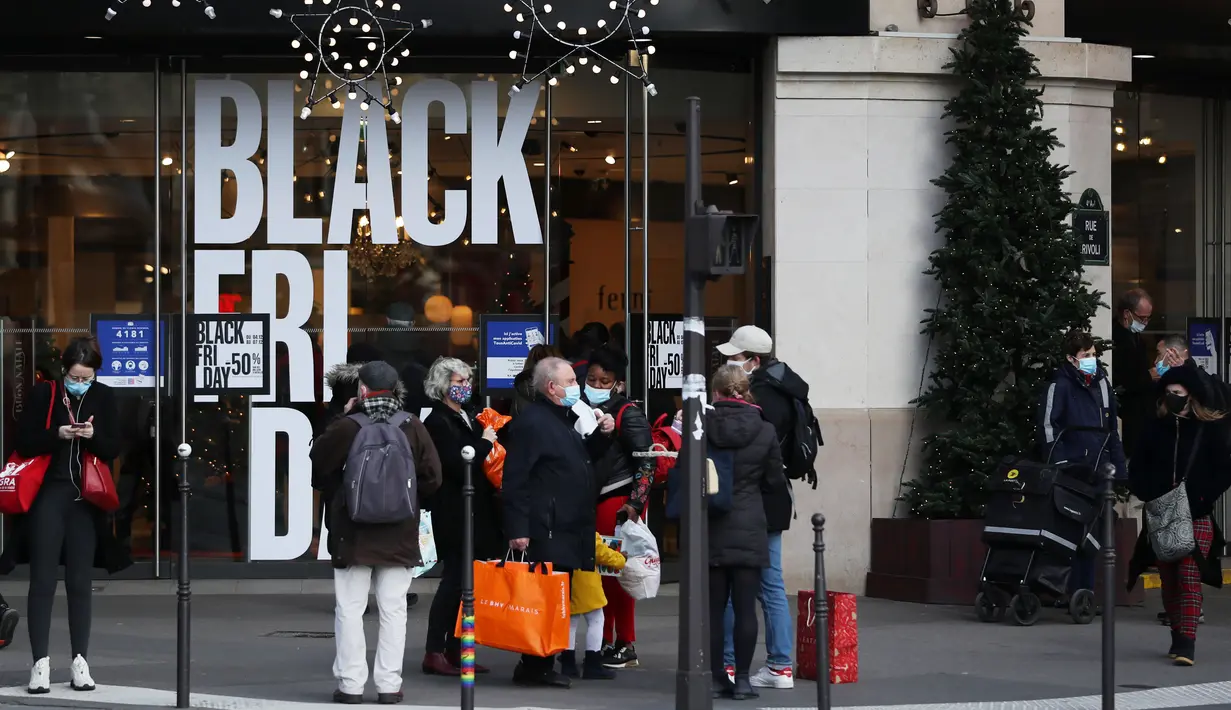 Sejumlah orang berjalan melewati poster "Black Friday" di Paris, Prancis, pada 4 Desember 2020. Sempat ditunda selama sepekan akibat karantina wilayah (lockdown) nasional, pesta belanja tahunan "Black Friday" di Prancis akhirnya dimulai pada Jumat (4/12). (Xinhua/Gao Jing)
