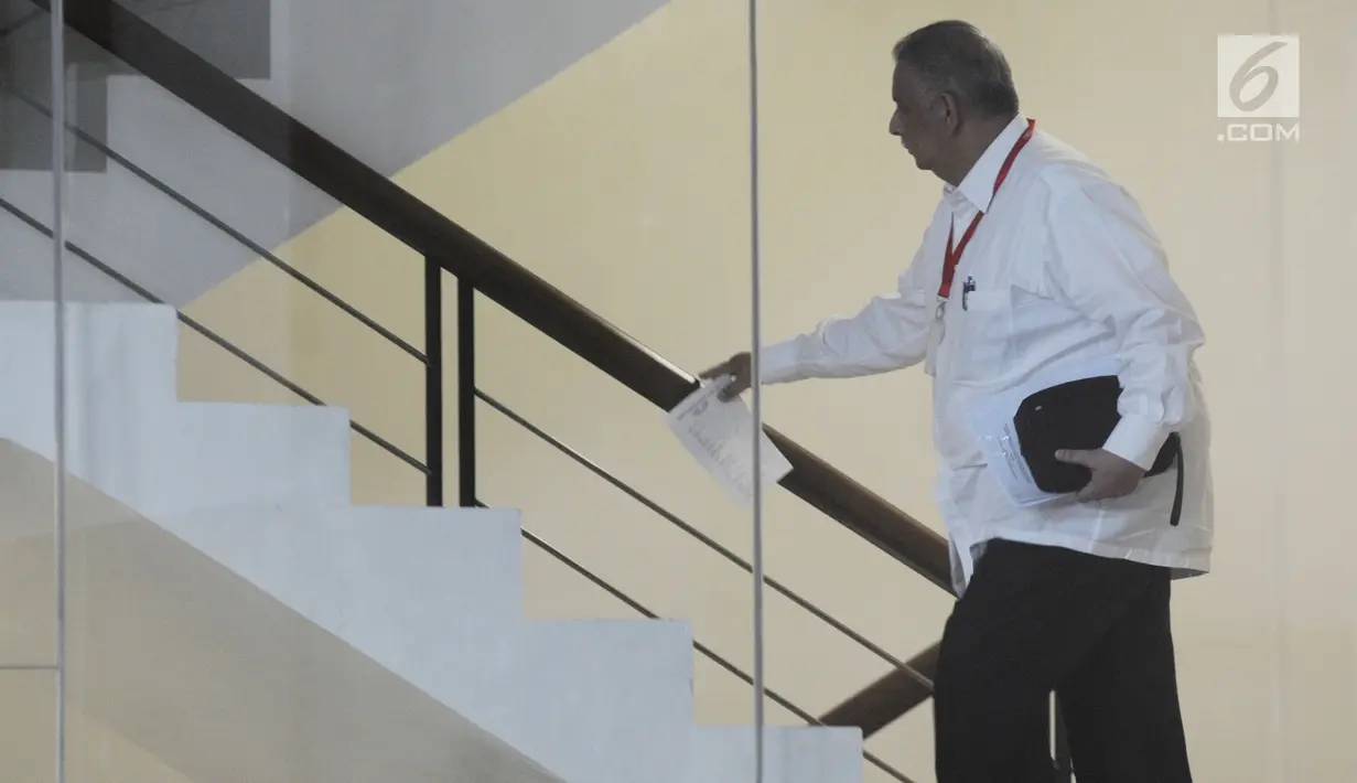 Direktur Utama PT PLN Sofyan Basir menaiki tangga menuju ruang pemeriksaan di Gedung KPK, Jakarta, Selasa (7/8). Sebelumnya, Sofyan sempat absen dalam panggilan KPK sebagai saksi kasus dugaan suap proyek pembangunan PLTU Riau-1. (Merdeka.com/Dwi Narwoko)