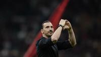 &ldquo;Saya ingin berterima kasih kepada Anda, para fans, dari hati terdalam. Anda menyambut saya dengan tangan terbuka dan saya akan menjadi seorang Milanista sepanjang hidup saya. Sudah waktunya untuk mengucapkan selamat tinggal pada sepak bola, tetapi tidak untuk Anda,&rdquo; kata Ibrahimovic. (AP Photo/Antonio Calanni)