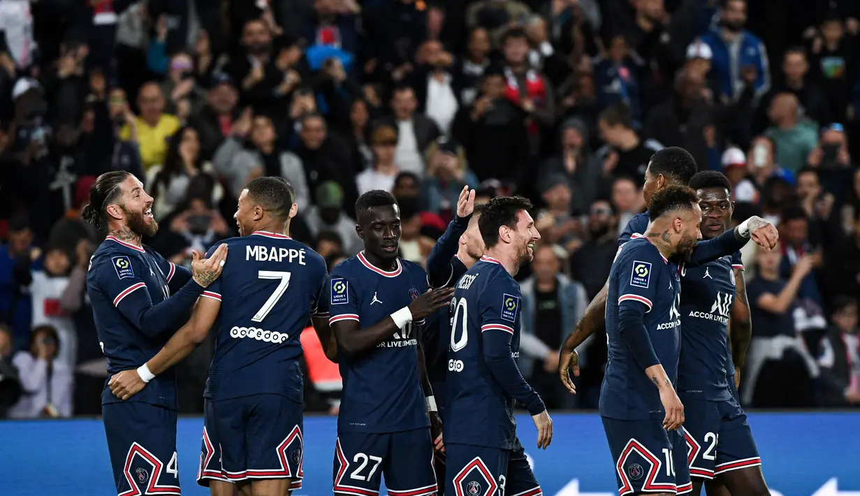 <p>Sebelum laga kontra Lens, PSG hanya membutuhkan tambahan satu poin untuk mengunci gelar juara. PSG memang gagal mengalahkan Lens, tapi hasil imbang ini sudah cukup bagi mereka untuk memastikan diri jadi juara. (AFP/Alain Jocard)</p>