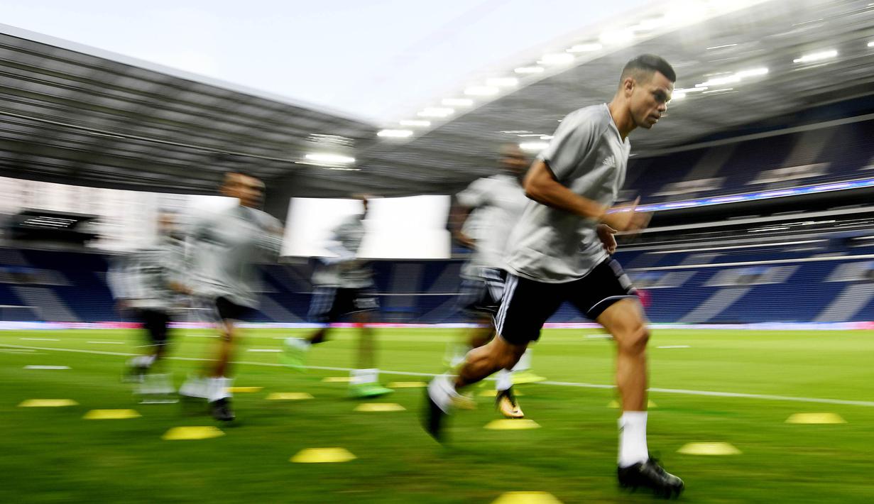 Bek Besiktas, Pepe, tampak serius saat melakukan sesi latihan jelang laga Liga Champions di Stadion Dragao, Porto, Selasa (12/9/2017). Besiktas akan berhadapan dengan FC Porto. (AFP/Miguel Riopa)