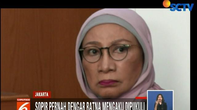Semula, saksi yang bekerja sebagai sopir di rumah terdakwa ini tidak mengetahui jika terdakwa berbohong tentang penganiayaan tersebut.