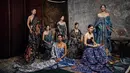 Paula Verhoeven tampil berkain tenun bersama model lainnya. [@paula_verhoeven]