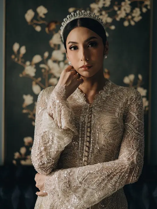 Tyas Mirasih juga tampil penuh pesona di hari pernikahannya. Ia dan suami memilih busana pengantin adat Melayu Aceh bernuansa keemasan. Tyas Mirasih pun sempurna menjelma bak putri raja dengan memakai mahkota. [Foto: Instagram/tyasmirasih]