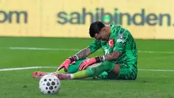 Kiper Turki, Ugurcan Cakir, tertunduk lesu setelah gawangnya dibobol pemain Spanyol, Mikel Merino, di laga kedua Grup E Kualifikasi Piala Dunia 2026 Zona Eropa di Torku Arena, Senin (08/09/2025). (AP Photo/Khalil Hamra)