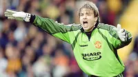 2. Mark Bosnich - Kehadiran Peter Schmeichel membuatnya angkat kaki dari Manchester United. Sempat pulang ke Australia, kemudian tampil memukau bersama Aston Villa, membuat Sir Alex Ferguson memanggilnya pulang. (www.footballstar.co)