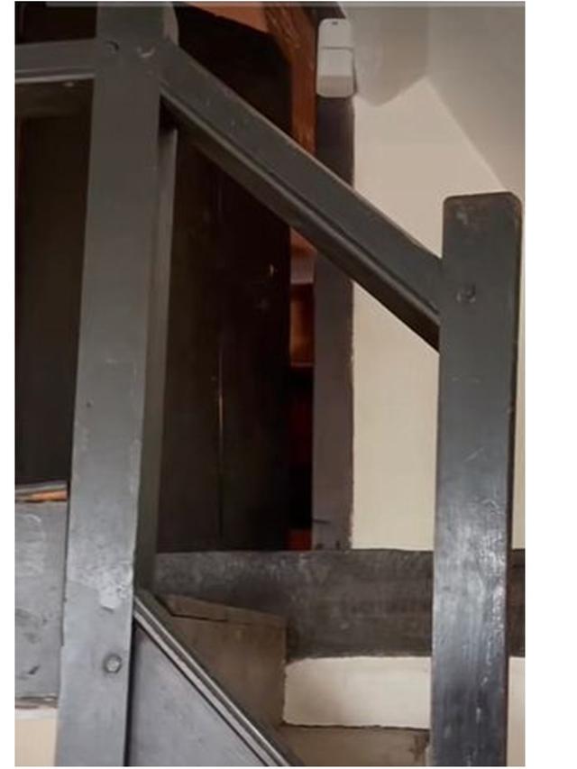 Kunjungi Rumah Angker, Turis Ini Tak Sengaja Rekam Bayangan Hitam di Balik Pintu