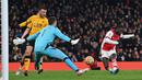 Ketangguhan Jose Sa jebol juga pada menit ke-82. Arsenal menyamakan skor 1-1 melalui pemain pengganti Nicolas Pepe yang mampu melepaskan tembakan sambil memutar badan hingga mengecoh kiper Wolverhampton. (AFP/Glyn Kirk)