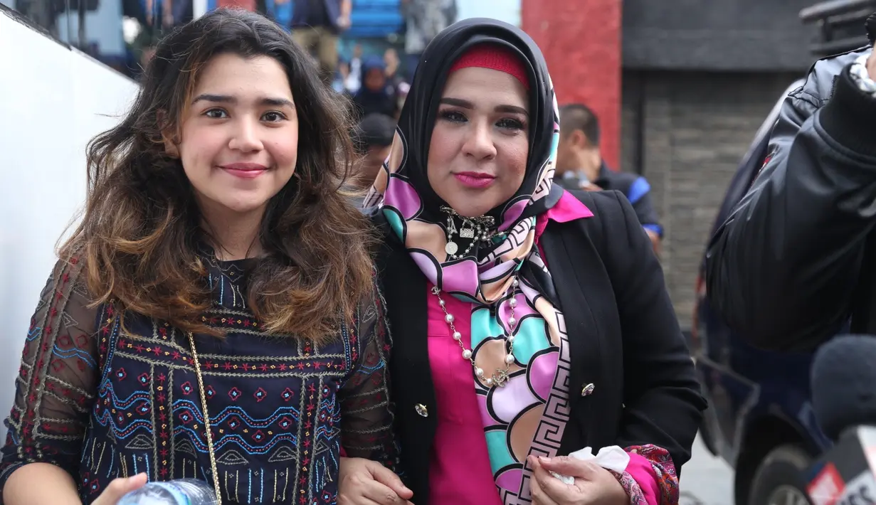 "Untuk masalah Umi, saya dan anak-anak terus yang mensupport Umi dan menjaga Umi. Saya memang lebih fokus menjaga Umi. Karena Umi kan terlihat muda dan energik tapi enggak semuda itu. (Nurwahyunan/Bintang.com)