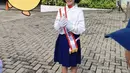Melengkapi tampilannya, Bilqis mengenakan sepatu loafers leather hitam dari Miu Miu. Melihat dari websitenya, sepatu dengan hiasan warna emas tersebut berkisar Rp18 juta. Sepatu putih dipadukan kaos kaki panjang putih. [@ayutingting92]