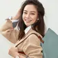 Song Ji Hyo terkenal dengan artis yang suka tampil tanpa make up. Jadi wajar jika ia masuk dalam daftar artis cantik yang tak melakukan operasi plastik. (Foto: allkpop.com)