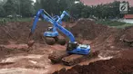Pekerja menggunakan alat berat saat menyelesaikan pembuatan Waduk Kampung Rambutan, Jakarta, Kamis (26/4). Pemprov DKI Jakarta kembali melanjutkan proyek waduk seluas 12 hektare tersebut. (Merdeka.com/Iqbal Nugroho)
