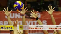 Aksi dua pemain putri Jakarta Pertamina Energi saat melakukan blok pada lanjutan Proliga 2016 di Hall Basket Gelora Bung Karno, Senayan, Jakarta, Sabtu (2/4/2016). (Bola.com/Nicklas Hanoatubun)