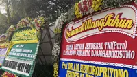 Ketum Partai Gerindra sekaligus Bacapres KIM Prabowo Subianto hari ini, Selasa (17/10/2023) merayakan ulang tahun ke-72. Karangan bunga ucapan selamat membanjiri kediamannya, salah satunya dari AM Hendropriyono. (Liputan6.com/Ady Anugrahadi)