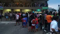 Dua perempuan tewas setelah nekat melompat dari lantai tujuh Apartemen Gateway, Cicadas, Kota Bandung, Jawa Barat. (Liputan6.com/Aditya Prakasa)