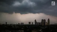 Awan hitam menyelimuti kota sebelum turun hujan di Ibukota DKI Jakarta, Senin (23/10). Menurut Badan Meteorologi Klimatologi dan Geofisika (BMKG) bulan Oktober-November 2017, 76% Wilayah Indonesia memasuki awal musim hujan. (Liputan6.com/Faizal Fanani)