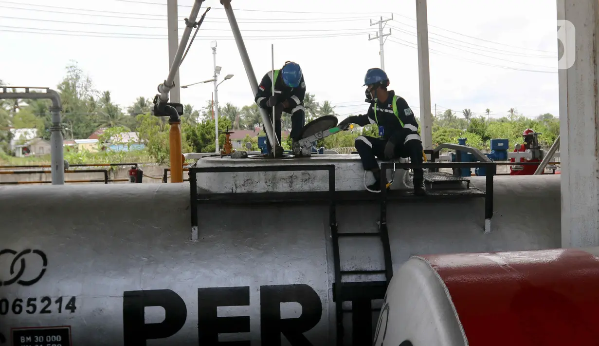 Pengiriman produk BBM menggunakan Rail Train Wagon (RTW) untuk menghindari jalur yang rawan kemacetan serta kondisi jalan atau cuaca yang buruk untuk dilalui armada mobil tanki. (Liputan6.com/Herman Zakharia)