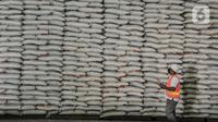 Petugas mendata ketersediaan stok beras di Gudang Bulog Divisi Regional DKI Jakarta, Kelapa Gading, Rabu (29/12/2021). Dirut Perum Bulog Budi Waseso mengungkapkan hingga dengan penghujung 2021 Bulog berhasil melakukan penyerapan beras petani mencapai 1,2 juta ton. (merdeka.com/Iqbal S Nugroho)