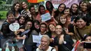 Puluhan transgender menggelar peringatan Transgender Day of Remembrance di Taman Suropati, Jakarta, Minggu (22/11). Kegiatan ini untuk mengenang transgender yang terbunuh akibat kebencian terhadap orang-orang transgender. (Liputan6.com/Gempur M Surya)