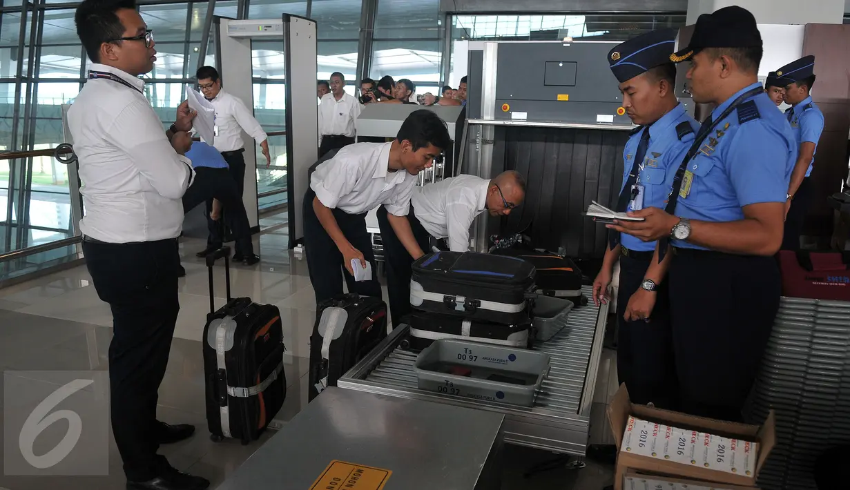 Kementerian perhubungan saat menggelar simulasi pengecekan barang bawaan di Terminal 3 Ultimate Bandara Internasional Soekarno-Hatta, Tangerang, Senin (1/8). Terminal 3 Ultimate akan beroperasi  pada 9 Agustus mendatang. (Liputan6.com/Johan Tallo)