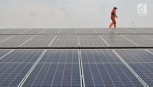 Teknisi melakukan perawatan panel PLTS di Pusat Dakwah Muhammadiyah, Jakarta, Selasa (6/8/2019). PT PLN menargetkan pengembangan lebih dari 1.000 megawatt PLTS atap yang terdiri dari inisiasi swasta dan PLN sendiri sesuai RUPTL dengan potensi tiga gigawatt untuk PLTS. (merdeka.com/Iqbal S. Nugroho)