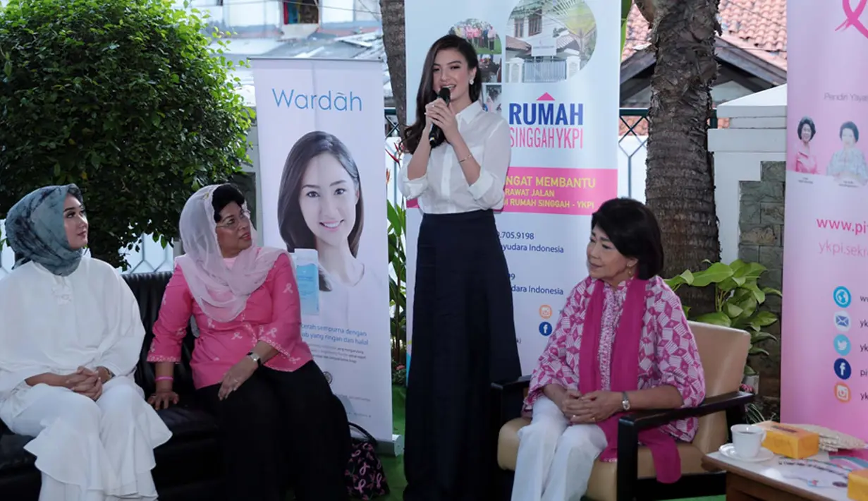 "Bulan ramadan lebih ke introspeksi diri, meditasi, Shalat bentuk dalam meditasi. Bulan ramadan banyak baca buku, khususnya Alquran. Saya memanfaatkan waktu libur untuk mengisi pikiran saya," papar Raline Shah. (Deki Prayoga/Bintang.com)