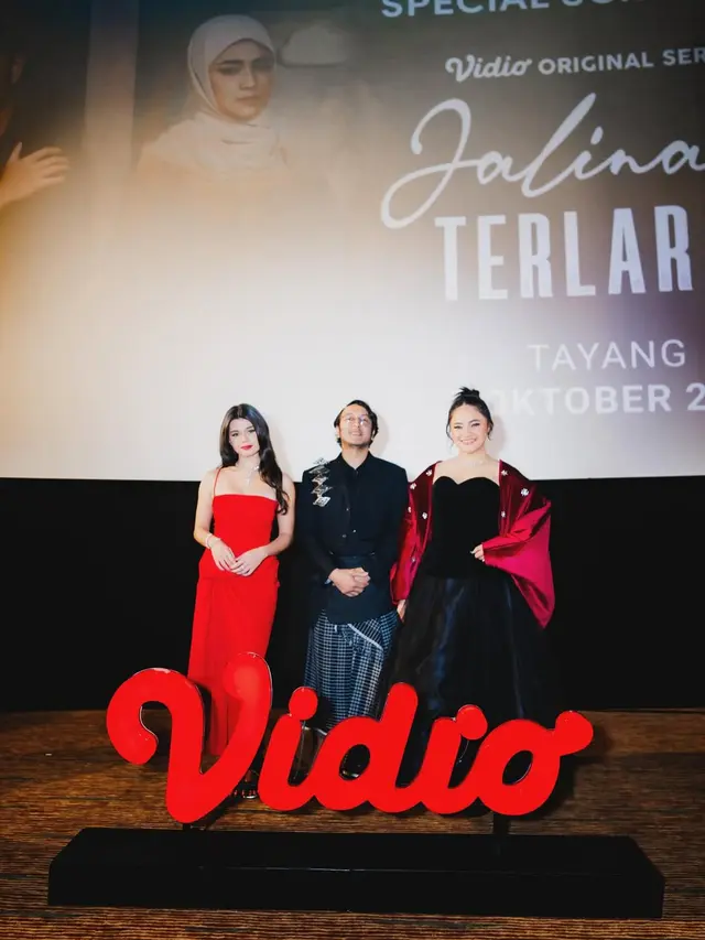 Pesona Lady in Red, Maria Theodore Tampil Bold Glamor Bergaun Merah di Screening Jalinan Terlarang