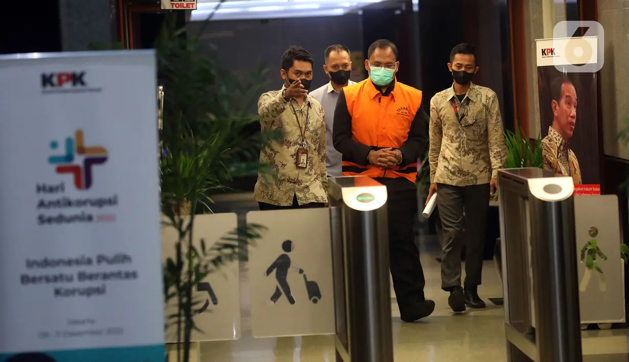 Tersangka Edy Wibowo yang merupakan Hakim Yustisial/Panitera Pengganti Mahkamah Agung (MA) dikawal petugas untuk dilakukan penahanan di Gedung Komisi Pemberantasan Korupsi (KPK), Rasuna Said, Jakarta, Senin (19/12/2022). KPK kembali menetapkan tersangka baru Edy Wibowo dalam kasus suap pengurusan perkara di MA menyusul 13 orang tersangka termasuk dua hakim agung Sudrajad Dimyati dan Gazalba Saleh. (Liputan6.com/Johan Tallo)