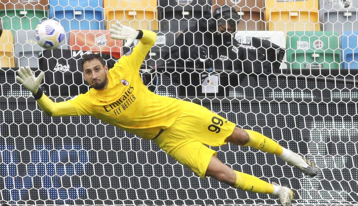 Kiper AC Milan, Gianluigi Donnarumma, berusaha menghalau bola saat melawan Udinese pada laga Liga Italia di Stadion Friuli, Minggu (1/11/2020). AC Milan menang dengan skor 2-1. (Andrea Bressanutti/LaPresse via AP)