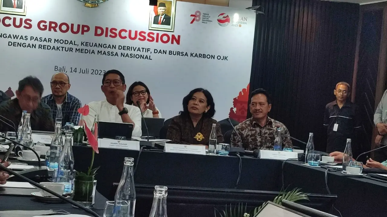Kepala Eksekutif Pengawas Pasar Modal, Keuangan Derivatif dan Bursa Karbon OJK Inarno Djajadi dalam focus group discusion (FGD) dengan jurnalis di Bali, Jumat (1/7/2023).