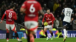 Bek Manchester United asal Portugal #20 Diogo Dalot berlari membawa bola selama pertandingan perempat final Piala Liga Inggris antara Tottenham Hotspur dan Manchester United di Stadion Tottenham Hotspur di London, pada 19 Desember 2024.Ben STANSALL / AFP