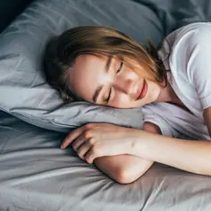 Menjaga kualitas tidur yang cukup dan berkualitas, bisa jadi salah satu cara untuk mencegah obesitas. (Foto dok: Freepik/diana.grytsku).