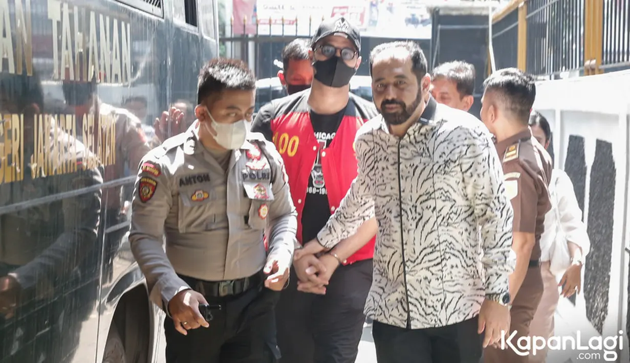 Suami Irish Bella itu telah menjalani masa tahanan dan rehabilitasi selama 6,5 bulan sejak penangkapan. Dengan vonis tersebut, masa tahanan Ammar tinggal tersisa dua minggu lagi. [Foto: KapanLagi.com/Muhammad Akrom Sukarya]