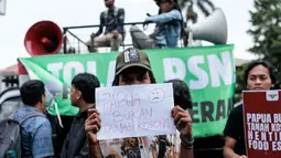 Dalam aksinya, mereka menolak melepaskan 451.000 hektare kawasan hutan yang rencananya akan dijadikan tempat swasembada pangan di daerah Wanam, Kabupaten Merauke, Papua Selatan. (Yasuyoshi CHIBA/AFP)