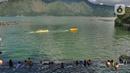 <p>Wisatawan menikmati pemandangan sambil berendam di kolam air panas Toya Devasya yang terletak di pinggir Danau Batur, Kintamani, Bangli, Bali, Rabu (04/03/20222). Kunjungan wisatawan domestik (Wisdom) ke Pulau Bali saat libur Lebaran 2022 terus meningkat. Per hari kedatangan wisdom rata-rata 40 ribu, dibandingkan sebelum lebaran berkisar 20 ribu per hari.(merdeka.com/Arie Basuki)</p>