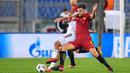 Gelandang AS Roma, Kevin Strootman, berebut bola dengan striker Qarabag, Dino Ndlovu, pada laga Liga Champions di Stadion Olimpico, Roma, Rabu (6/12/2017). AS Roma Menang 1-0 atas Qarabag. (AP/Alessandro Di Meo)