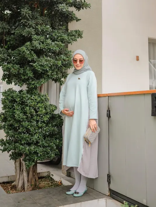 Hijab warna hijau pastel yang romantis disandingkan dengan dress warna hijau mint lengkap dengan kaus kaki putih dan sepatu flat juga warna hijau (Foto: Instagram @megaiskanti)