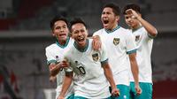 Selebrasi pemain Timnas Indonesia, Beckham Putra Nugraha (depan) setelah mencetak gol ke gawang Timnas Lebanon U-22 pada laga leg kedua uji coba internasional di Stadion Utama Gelora Bung Karno (SUGBK), Senayan, Jakarta, Minggu (16/4/2023). (Bola.com/M Iqbal Ichsan)