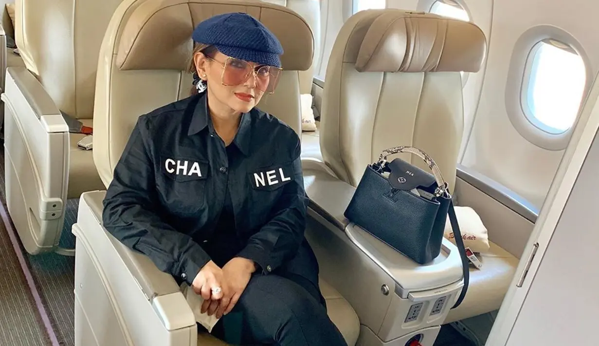 Begini penampilan Nia Daniaty saat tengah melakukan perjalanan menggunakan pesawat. Penampilannya jadi sorotan netizen karena mengenakan busana dengan brand ternama. (Liputan6.com/IG/@niadaniatynew)