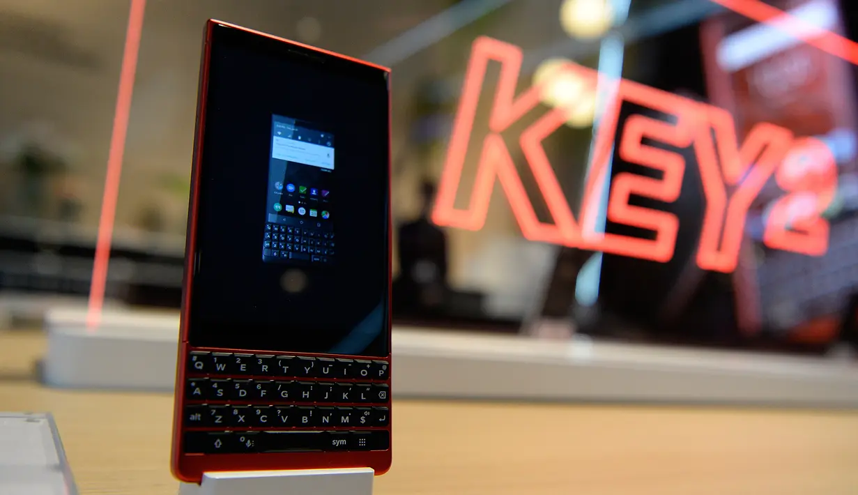 Smartphone BlackBerry Key2 ditampilkan dalam gelaran Mobile World Congress (MWC) 2019 di Barcelona, Spanyol, Rabu (27/2). (Photo by Josep LAGO / AFP)