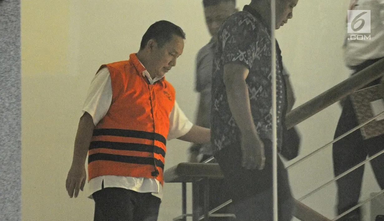 Bupati Halmahera Timur Rudy Erawan menggunakan rompi tahanan usai menjalani pemeriksaan di KPK, Jakarta, Senin (12/2). Diduga besaran suap yang diterima oleh Rudy sebesar Rp6,2 miliar. (Liputan6.com/Herman Zakharia)