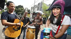 Cut Memey memeriksa uang hasil mengamen di kawasan Blok M, Jakarta Selatan, Senin (7/12/2015). Dalam rangka merayakan HUT-nya yang ke-35, Cut Memey dan sejumlah pengamen tampil untuk menghibur warga saat jam makan siang. (Liputan6.com/Immanuel Antonius)