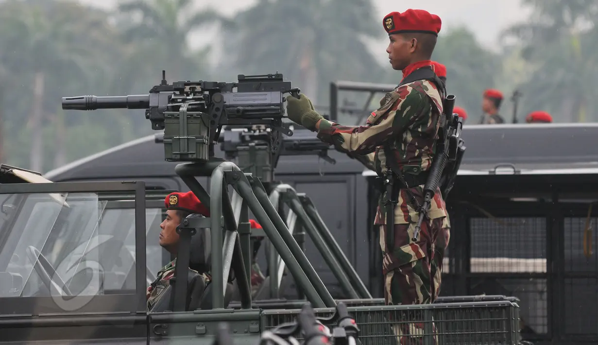 Satuan Koopssusgab dipilih dengan spesifikasi khusus saat pembentukan Koopssusgab di Jakarta, Selasa (9/8/2015). Koopssusgab yang beranggotakan 90 orang merupakan prajurit terbaik dari Kopassus, Denjaka AL, dan Paskas AU. (Liputan6.com/Herman Zakharia)