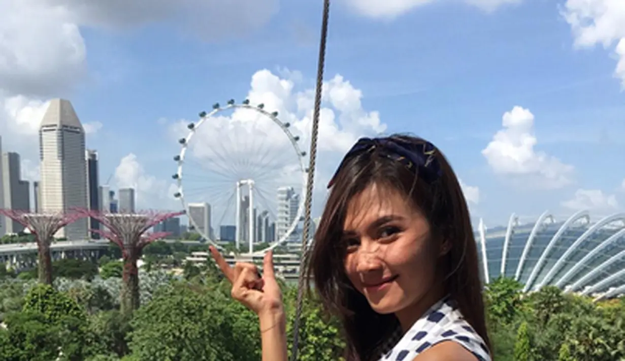 Sebalum terjatuh, ia sebelumnya mengaku kedinginan. Diduga Irena meninggal setelah terjatuh. Saat akan dibawa ke rumah sakit oleh pihak keluarga, denyut nadinya sudah tidak ada. (Instagram)