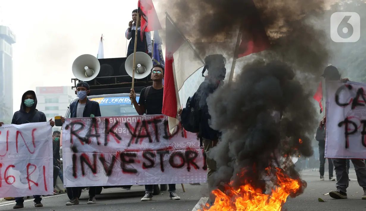 Mahasiswa dari berbagai elemen dan kampus berunjuk rasa di kawasan Patung Kuda Jalan Medan Merdeka Barat, Jakarta, Selasa (10/11/2020). Mahasiswa menuntut pencabutan pengesahan Omnibus Law UU Cipta Kerja melalui Perppu. (Liputan6.com/Helmi Fithriansyah)
